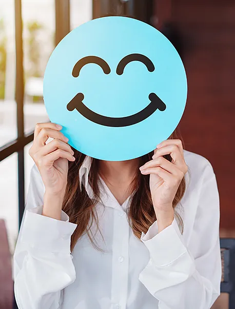 Frau mit blauem Smiley-Gesicht